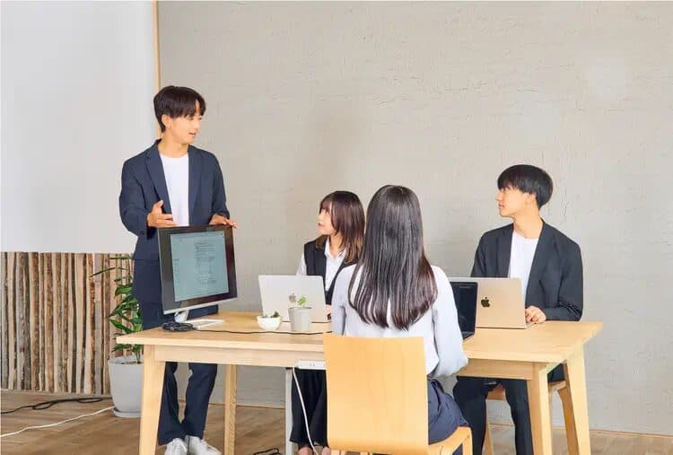 モニターを囲んで話し合うメンバー