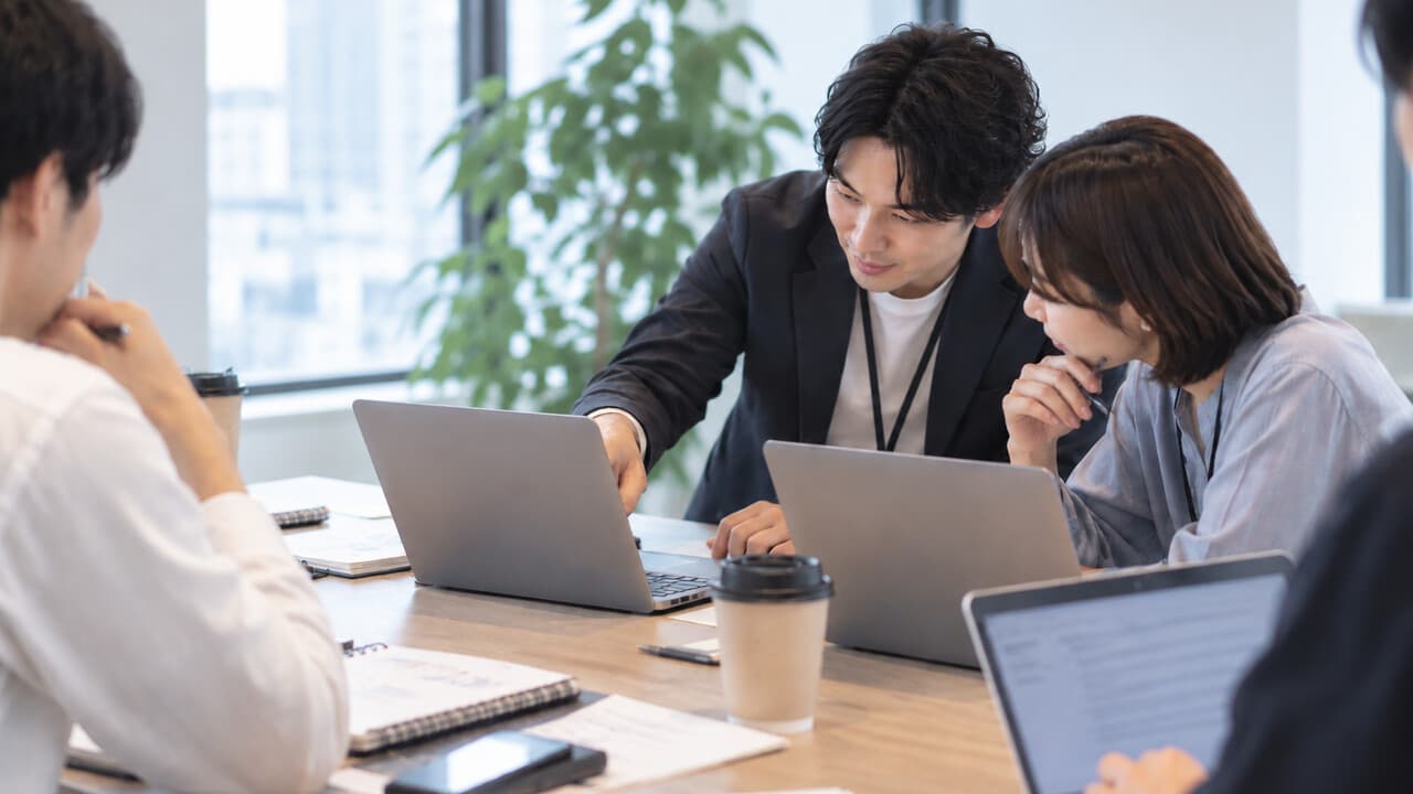 画面を見ながら対面で確認する様子